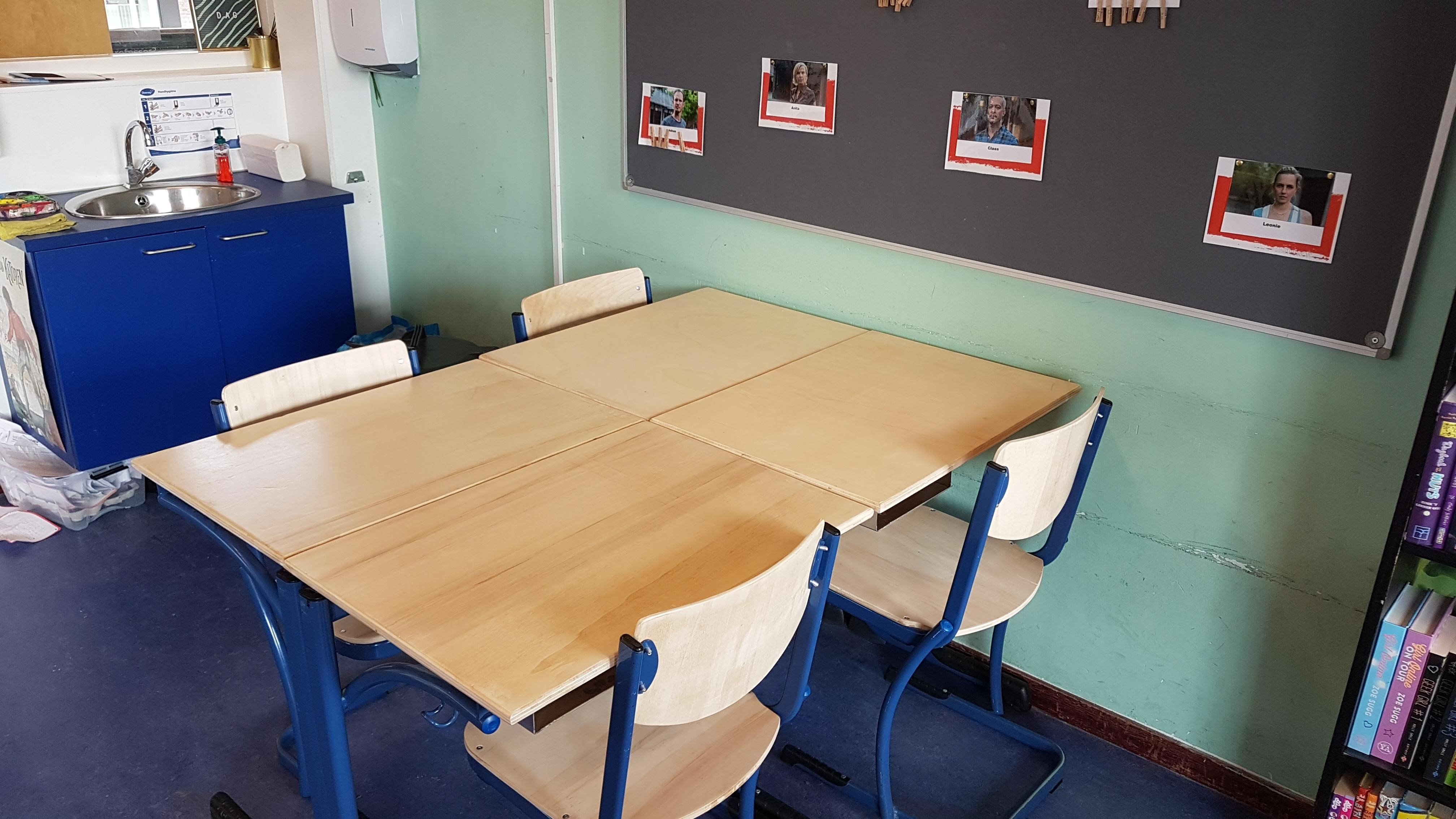 lessenaar en stoel.jpg